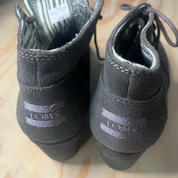 TOMS 8.5 Desert Gray suede ankle-high wedge - Picture 4 of 7